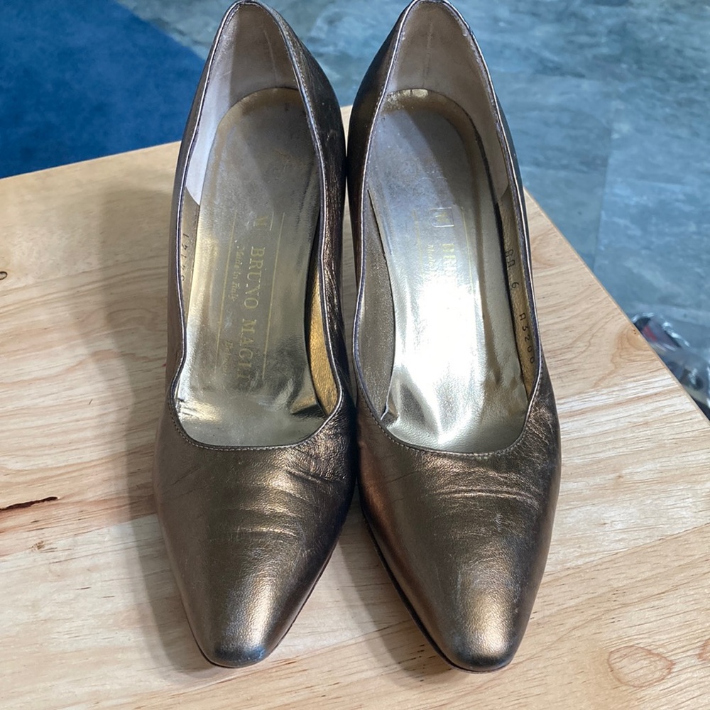 Gold Bruno Magli - size 6AA